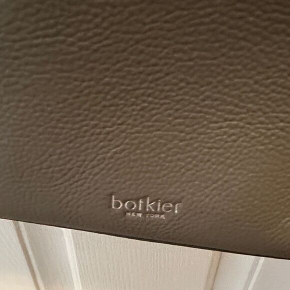 Botkier Gray Crossbody Bag Adjustable Strap Zip top & zippered pocket in back - Picture 2 of 5